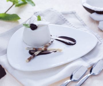 Kokos-Panna-Cotta mit Schokoladensauce