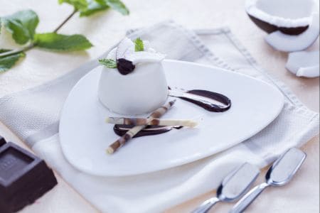 Kokos-Panna-Cotta mit Schokoladensauce