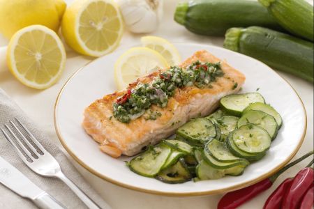Gegrillter Lachs mit Petersiliensoße