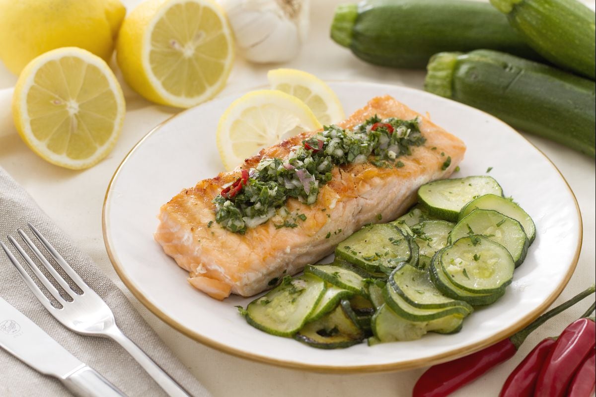 Gegrillter Lachs mit Petersiliensoße