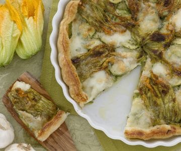 Zucchinikuchen und seine Blüten