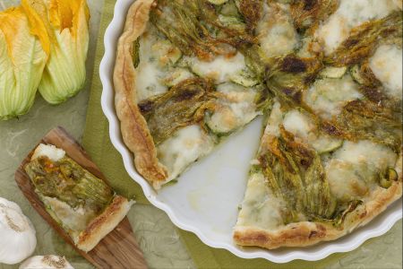Zucchinikuchen und seine Blüten