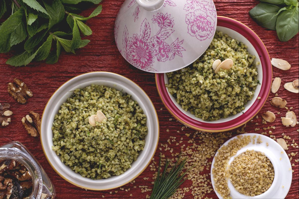 Bulgur mit frischem Kräuterpesto und Nüssen