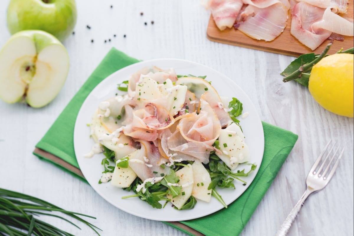 Geräucherter Schwertfisch-Carpaccio mit Apfel-Rucola-Salat