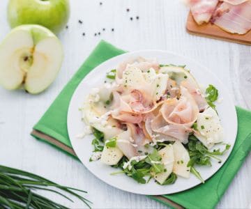 Geräucherter Schwertfisch-Carpaccio mit Apfel-Rucola-Salat