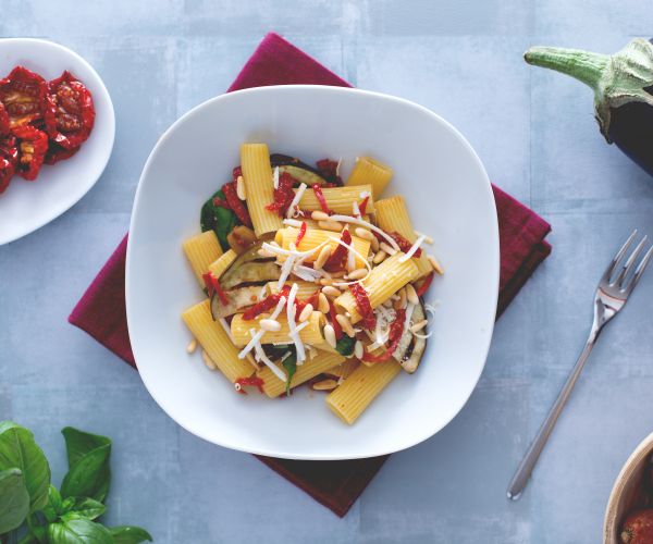 Nudelsalat mit Auberginen und getrockneten Tomaten