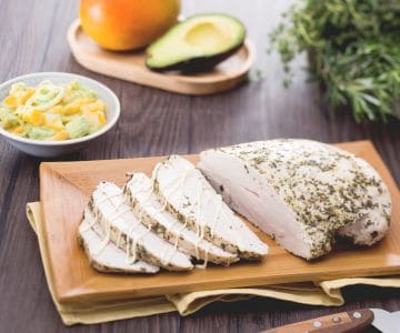 Truthahn mit Kräutern und exotischem Salat