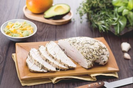 Truthahn mit Kräutern und exotischem Salat