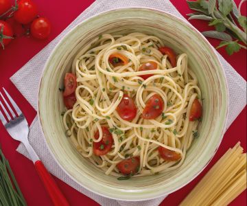Linguine mit gemischten Kräutern, Kirschtomaten und scharfem Öl
