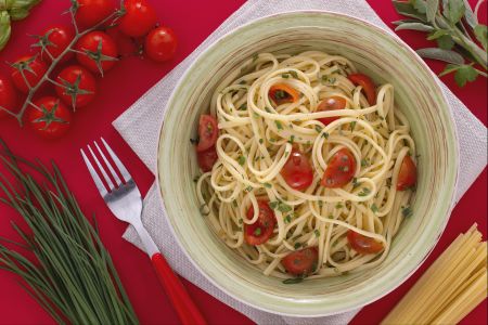 Linguine mit gemischten Kräutern, Kirschtomaten und scharfem Öl