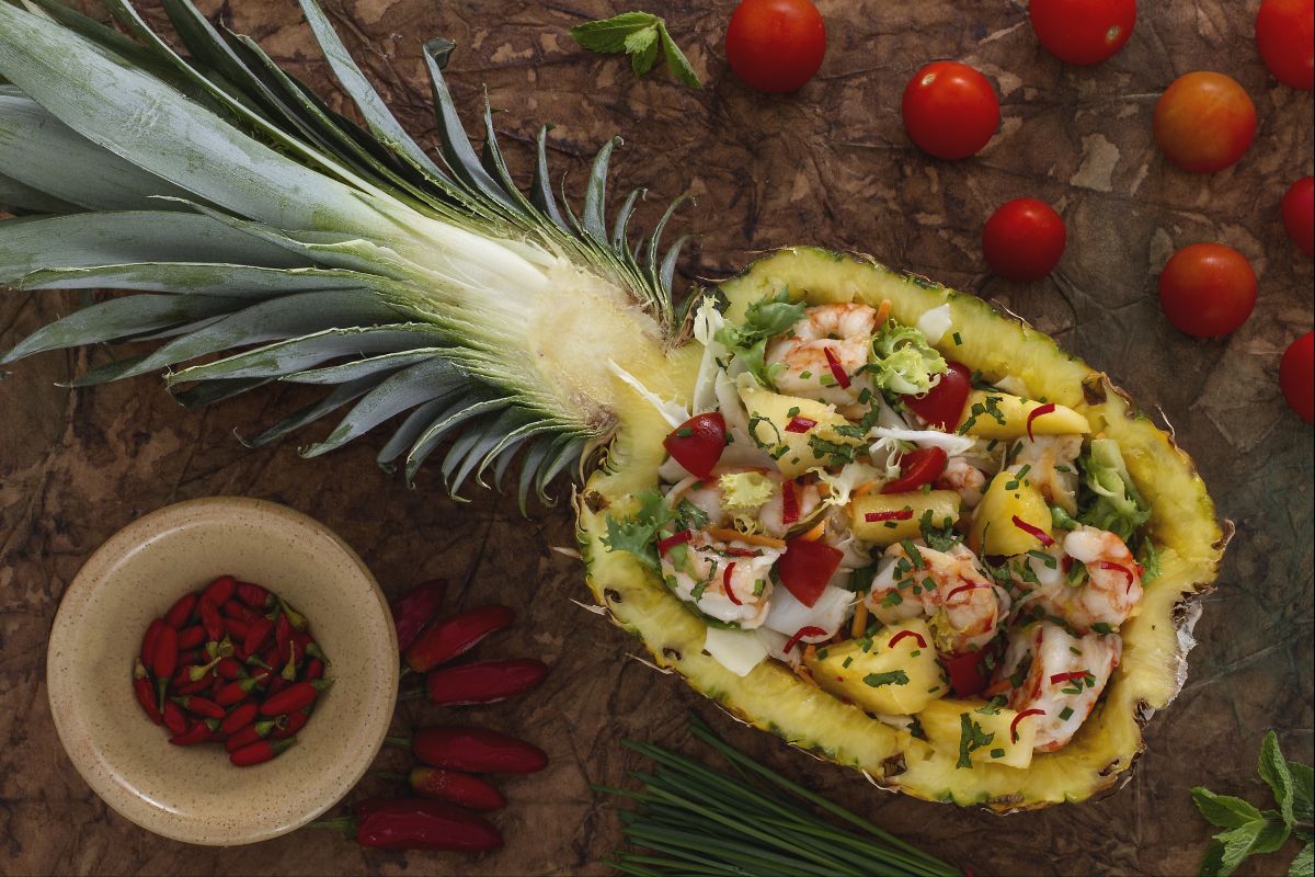 Salat mit Garnelen in Ananas