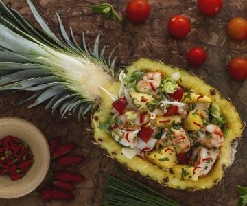 Salat mit Garnelen in Ananas