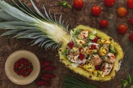 Salat mit Garnelen in Ananas