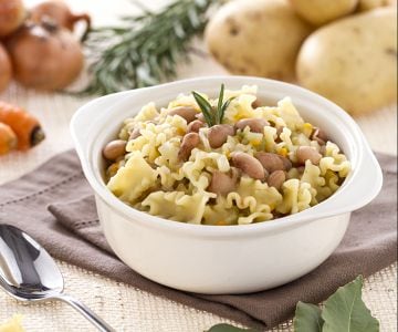 Nudelsuppe mit Borlotti-Bohnen
