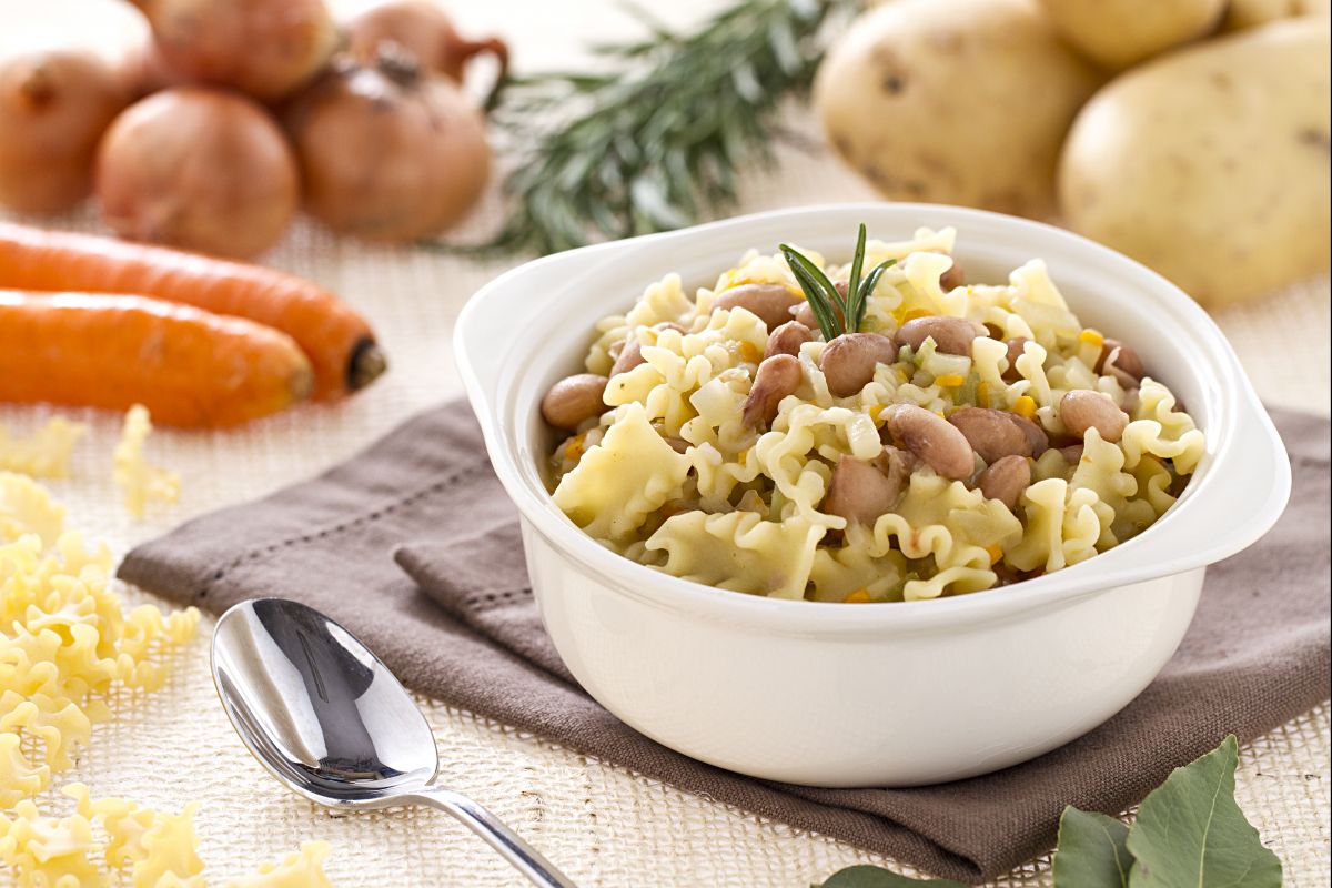 Nudelsuppe mit Borlotti-Bohnen