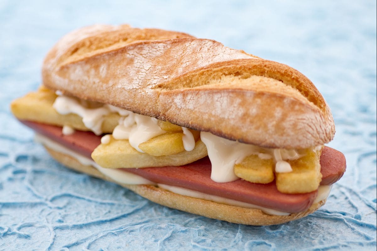 Wurst- und Pommes-Sandwich