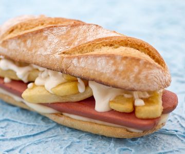 Wurst- und Pommes-Sandwich