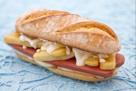 Wurst- und Pommes-Sandwich