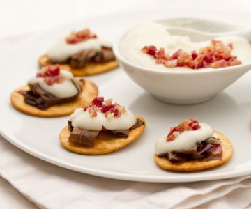 Fladenbrote mit Asiago-Creme, Radicchio und Speck