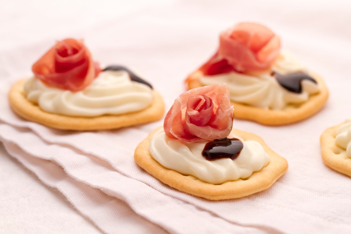 Fladenbrot mit Squacquerone-Creme und Culatello