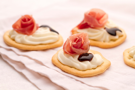 Fladenbrot mit Squacquerone-Creme und Culatello