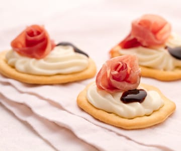 Fladenbrot mit Squacquerone-Creme und Culatello