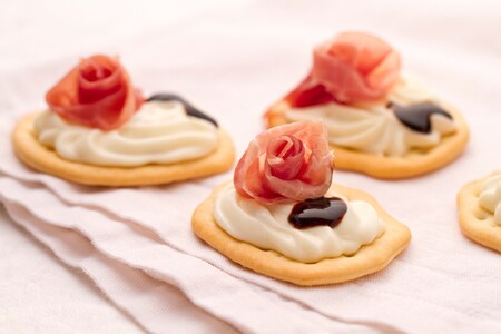 Fladenbrot mit Squacquerone-Creme und Culatello