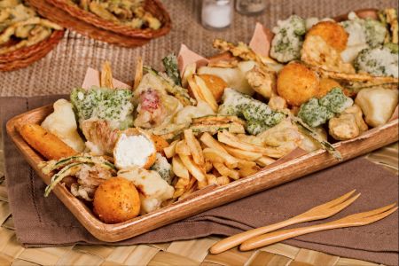Gemischtes frittiertes Gemüse und Käse