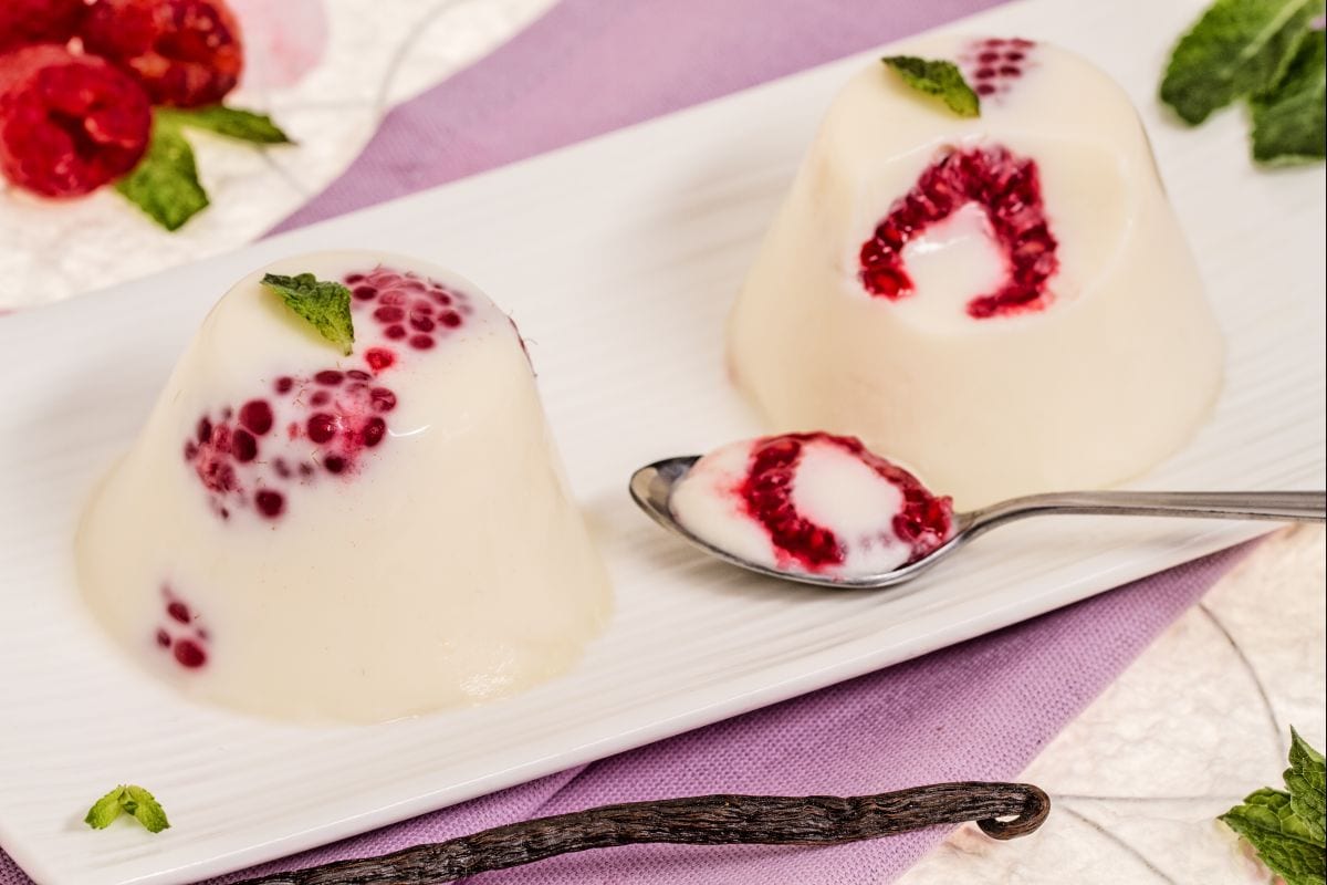 Panna cotta mit Himbeeren