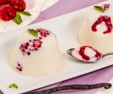 Panna cotta mit Himbeeren