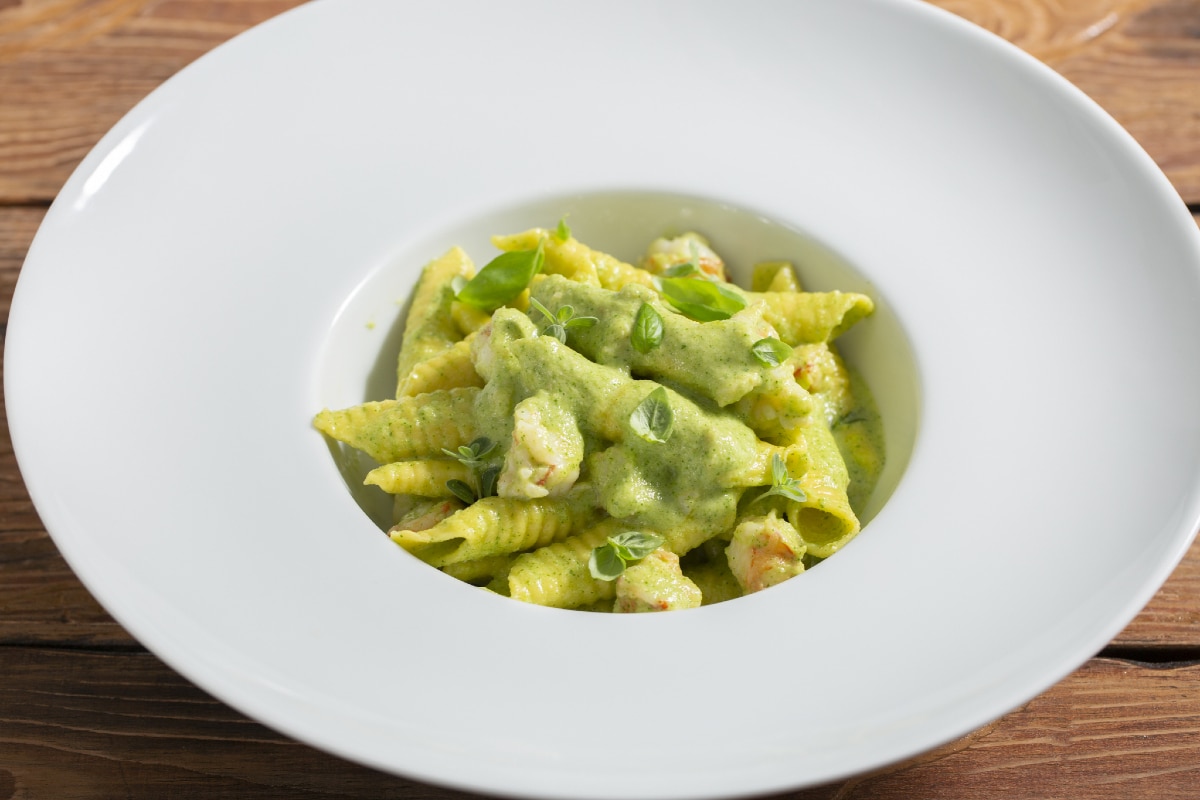 Garganelli mit Zucchini-Pesto und Garnelen