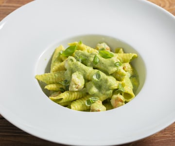 Garganelli mit Zucchini-Pesto und Garnelen