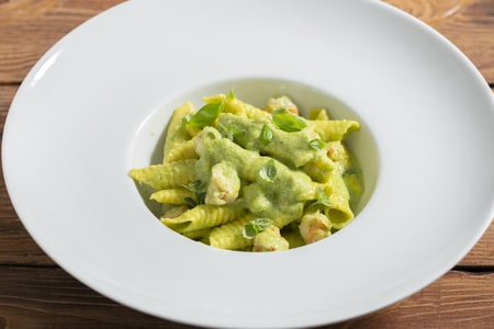 Garganelli mit Zucchini-Pesto und Garnelen