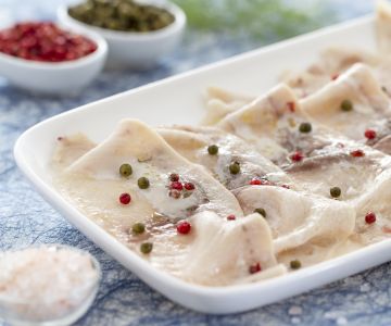 Schwertfisch-Carpaccio mit grünem und rosa Pfeffer