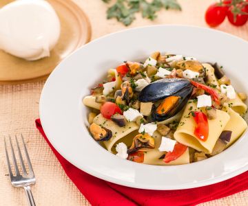Paccheri mit Auberginen, Miesmuscheln und Büffelmozzarella