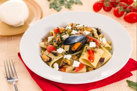 Paccheri mit Auberginen, Miesmuscheln und Büffelmozzarella