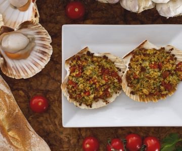 Provenzalisch überbackene Jakobsmuscheln