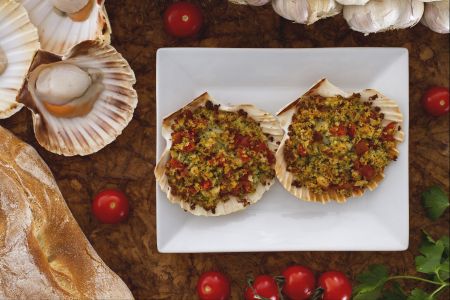 Provenzalisch überbackene Jakobsmuscheln