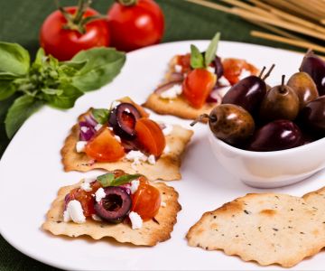 Blätterteig mit Oliven, Tomaten und Fetabröseln