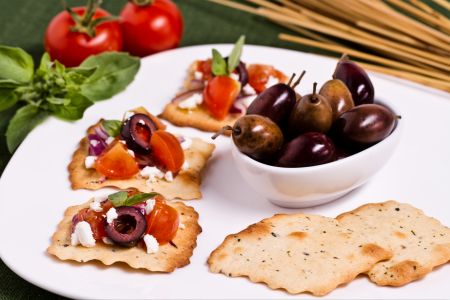 Blätterteig mit Oliven, Tomaten und Fetabröseln