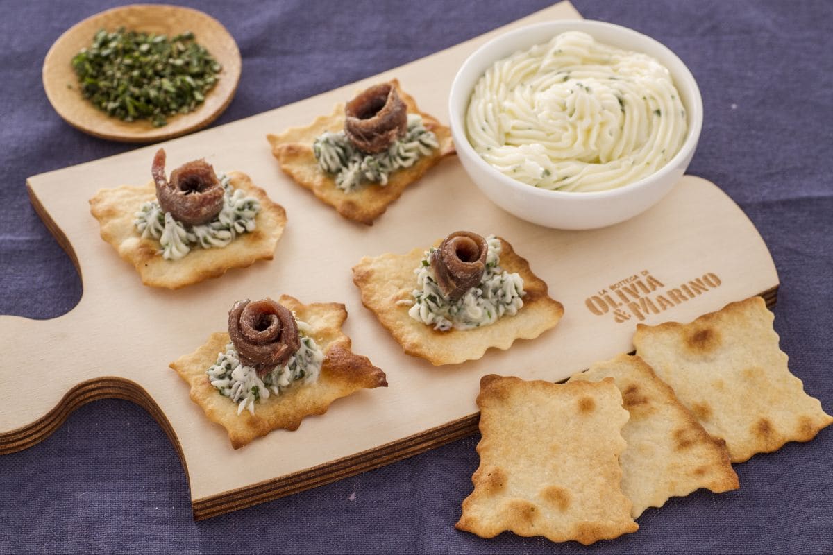 Blätterteig mit aromatisierter Butter und Sardellen