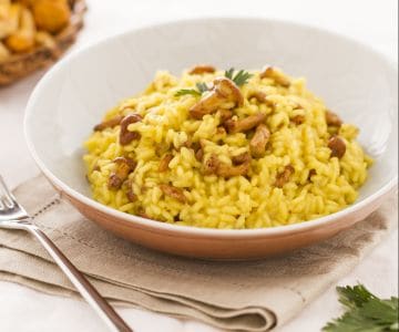 Gelber Risotto mit Pfifferlingen