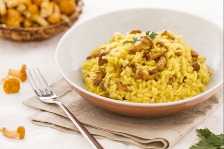 Gelber Risotto mit Pfifferlingen