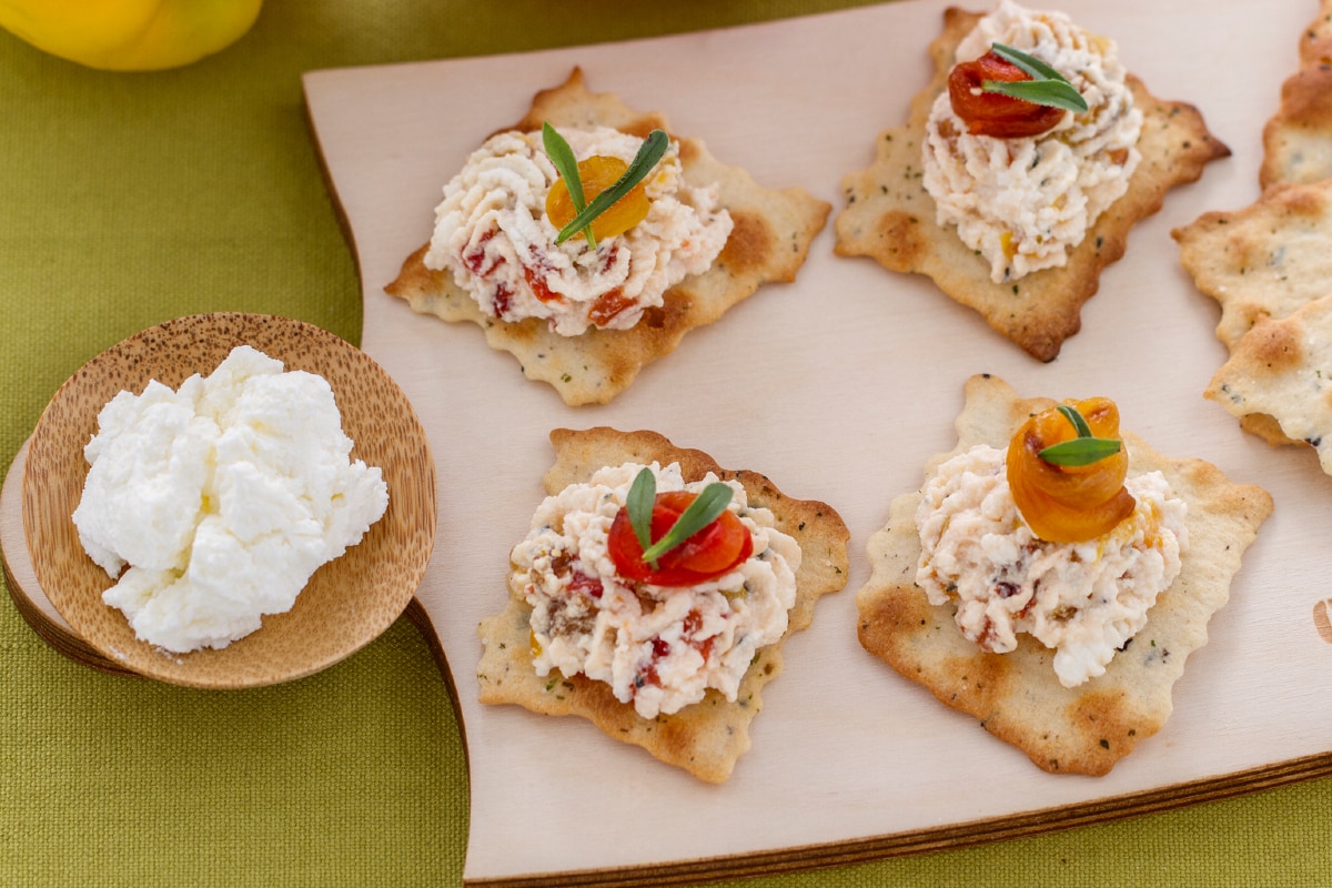 Blätterteig mit Oliven, Ricotta und gegrillten Paprika