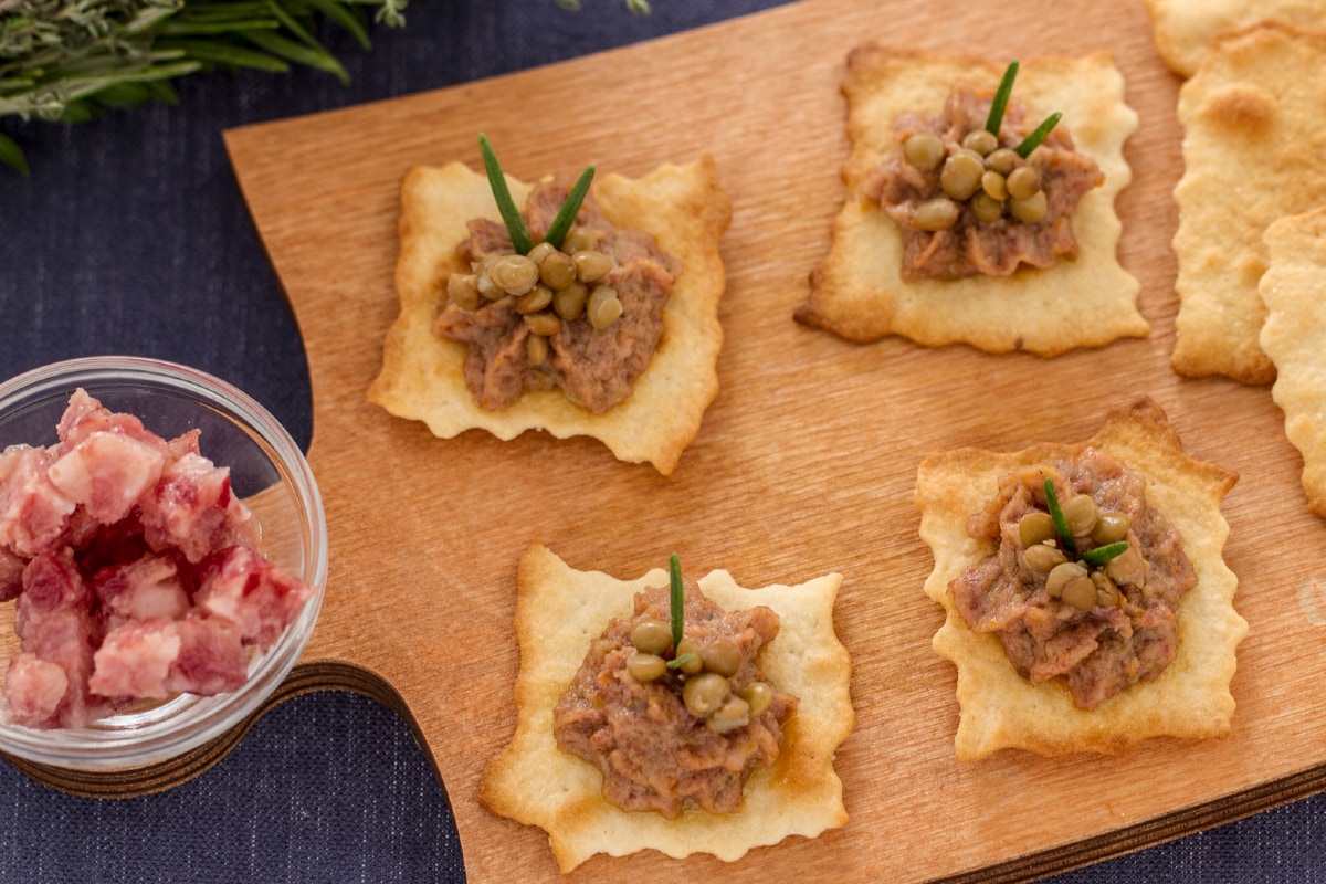 Blätterteig mit Linsencreme und Cotechino