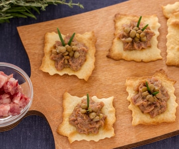 Blätterteig mit Linsencreme und Cotechino