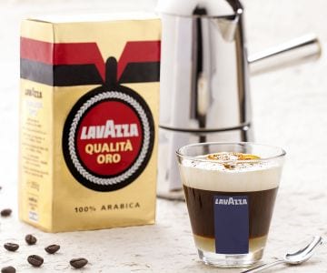 Orangenkaffee mit cremigem und aromatischem Milchluft