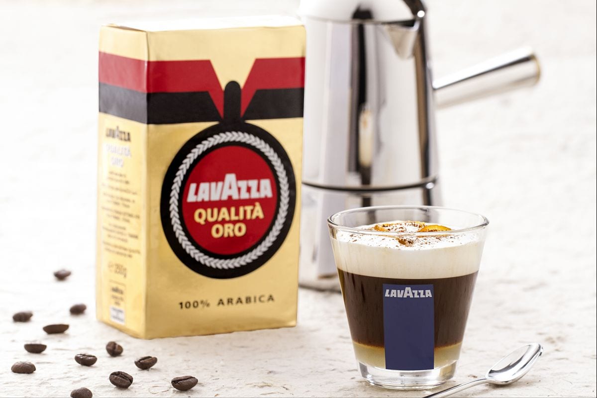 Orangenkaffee mit cremigem und aromatischem Milchluft