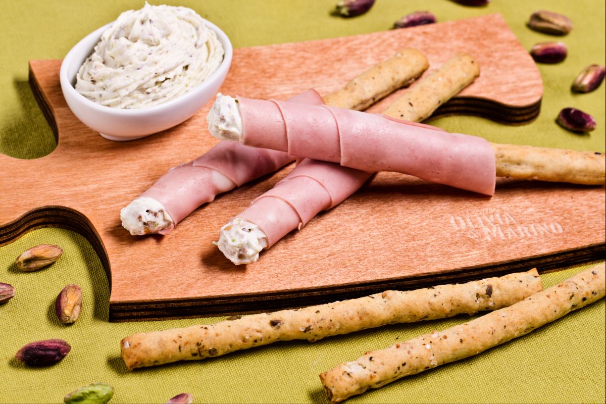 Olivenstangen in Mortadella und Robiola gewickelt