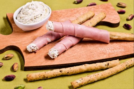 Olivenstangen in Mortadella und Robiola gewickelt